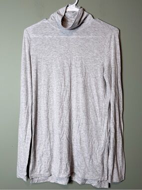 Vina Gray Tunic  Long Sleeve Woman Sz Small
Long Sleeve Pullover‎